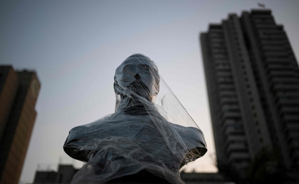 Una estatua del Paseo de los Héroes fue cubierta con plástico como medida preventiva ante la marcha de simpatizantes de Roberto Sánchez en Lima (13/06/2026). Foto: AFP