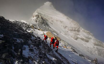 Científicos chinos llegan a la cima del Everest para medirlo