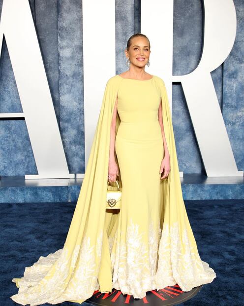 Sharon Stone deslumbró en los premios Oscar con su vestido con capa amarillo. Fuente: Instagram @sharonstone