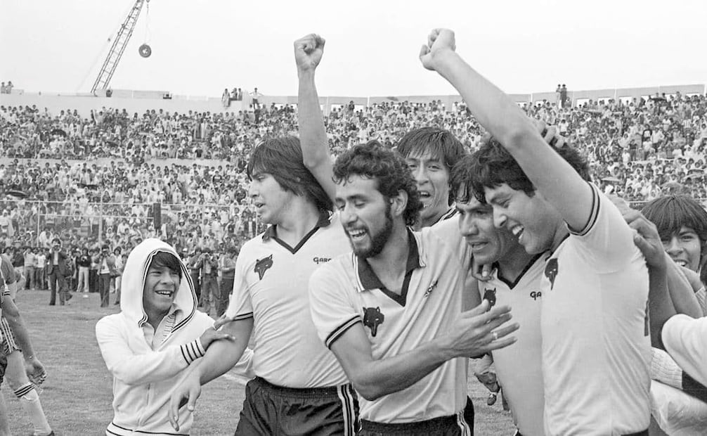 Jugadores de Coyotes de Neza durante la inauguración de su estadio, el 27 de agosto de 1981. Su entonces entrenador, Juan Ricardo Faccio, aseguró que un empate ante el Boca Juniors “es como un triunfo, [...] pero con un poco más de tiempo el Neza le gana fácil”. Foto: Archivo EL UNIVERSAL.