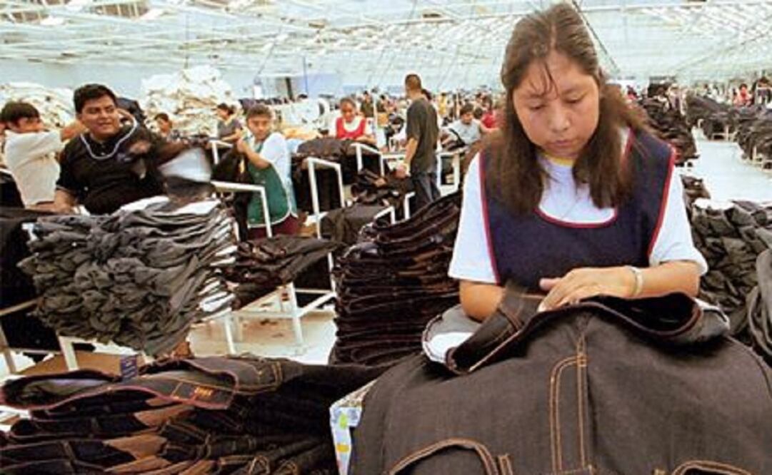 In Mexico women earn 11,357 dollars per year on average, while men make 23,347 dollars. (Photo: Archive / EL UNIVERSAL) 