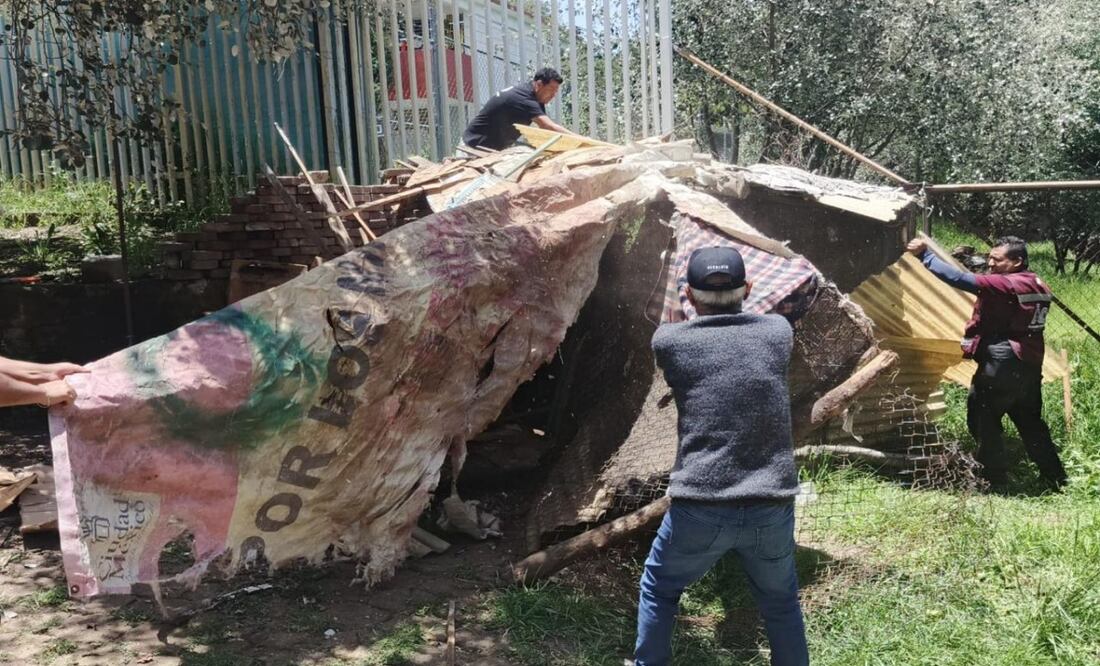 Retiran vivienda improvisada en Parque Axomiatla; buscan garantizar seguridad y recuperar espacio público. Foto: Especial