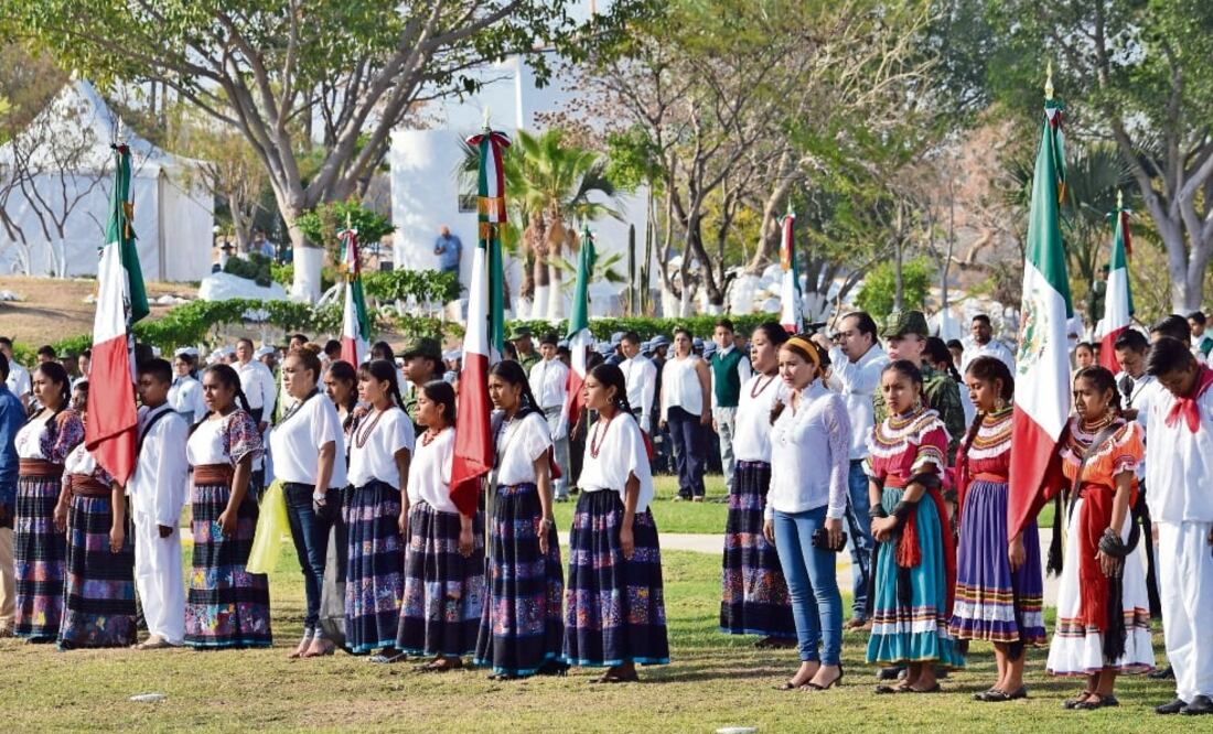 El gobernador de Guerrero, Héctor Astudillo, y el titular de Sagarpa, José Calzada, entregaron nuevos lábaros patrios a diferentes secundarias, teledecundarias y primarias. (ESPECIAL)