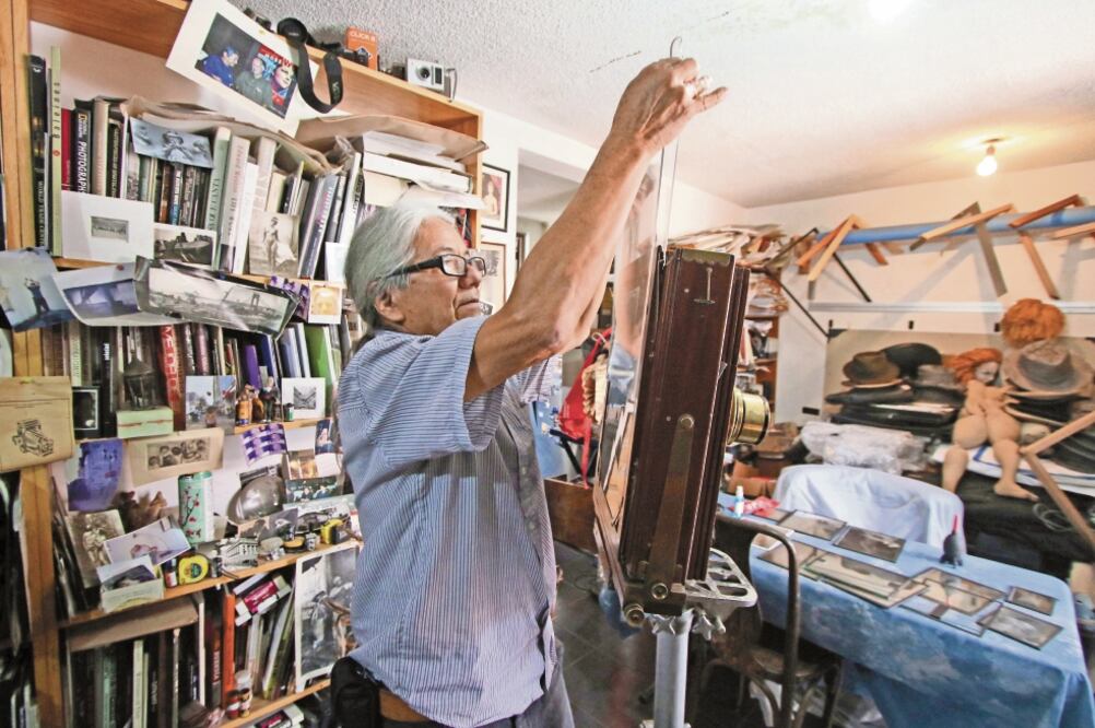 Arturo Fuentes, con una cámara de inicios del siglo XX, prepara un daguerrotipo; esta técnica es costosa, poco desarrollada y riesgosa. / CARLOS MEJÍA. EL UNIVERSAL