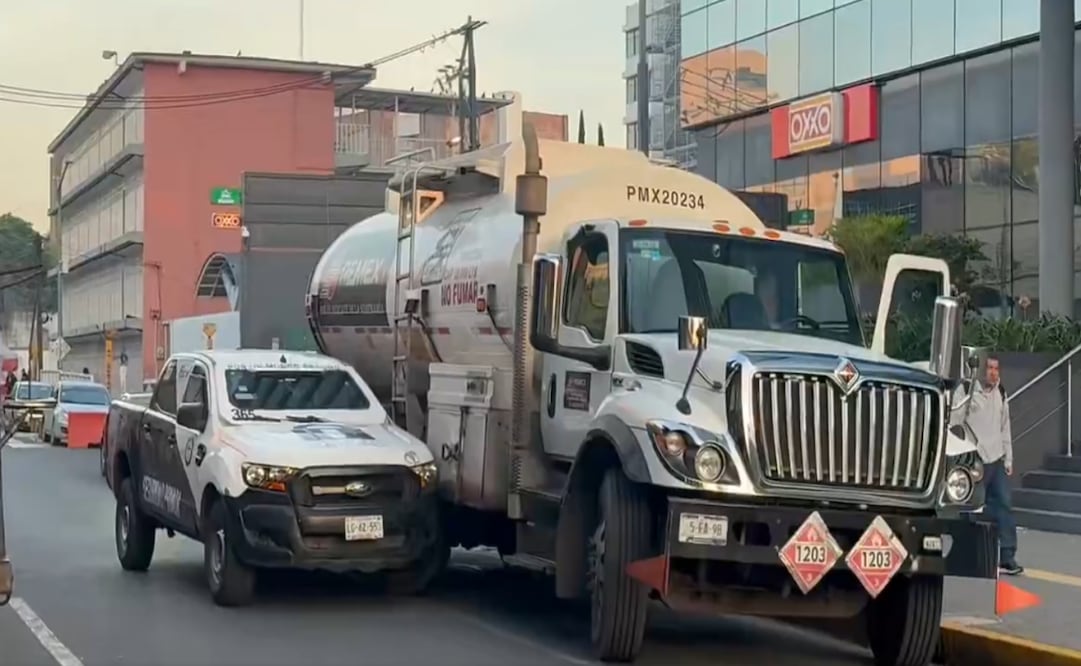 Camioneta de valores choca contra pipa de Pemex en Iztacalco. Foto: Captura de pantalla