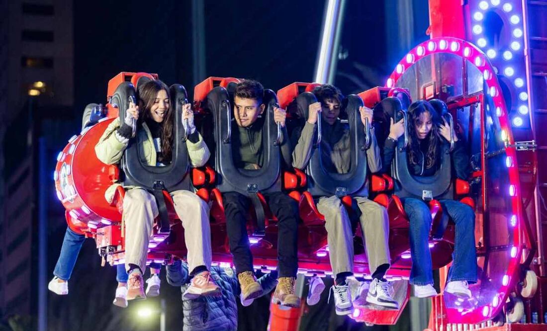 Juegos de feria instalados en el Monumento a la Revolución. Foto Hugo Salvador/EL UNIVERSAL