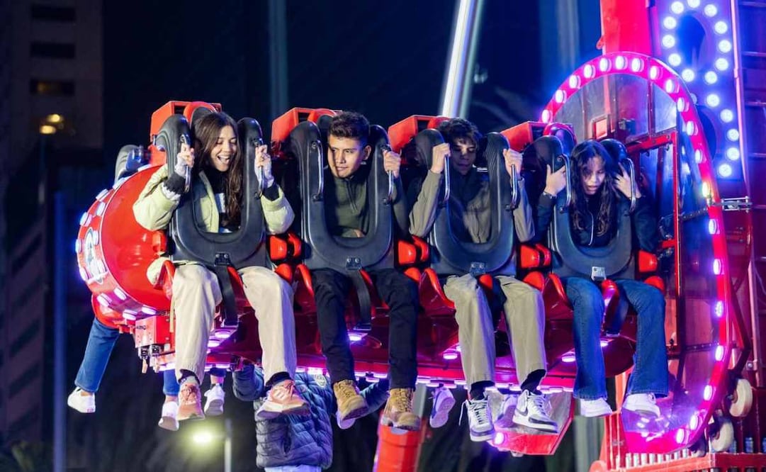 Juegos de feria instalados en el Monumento a la Revolución. Foto Hugo Salvador/EL UNIVERSAL