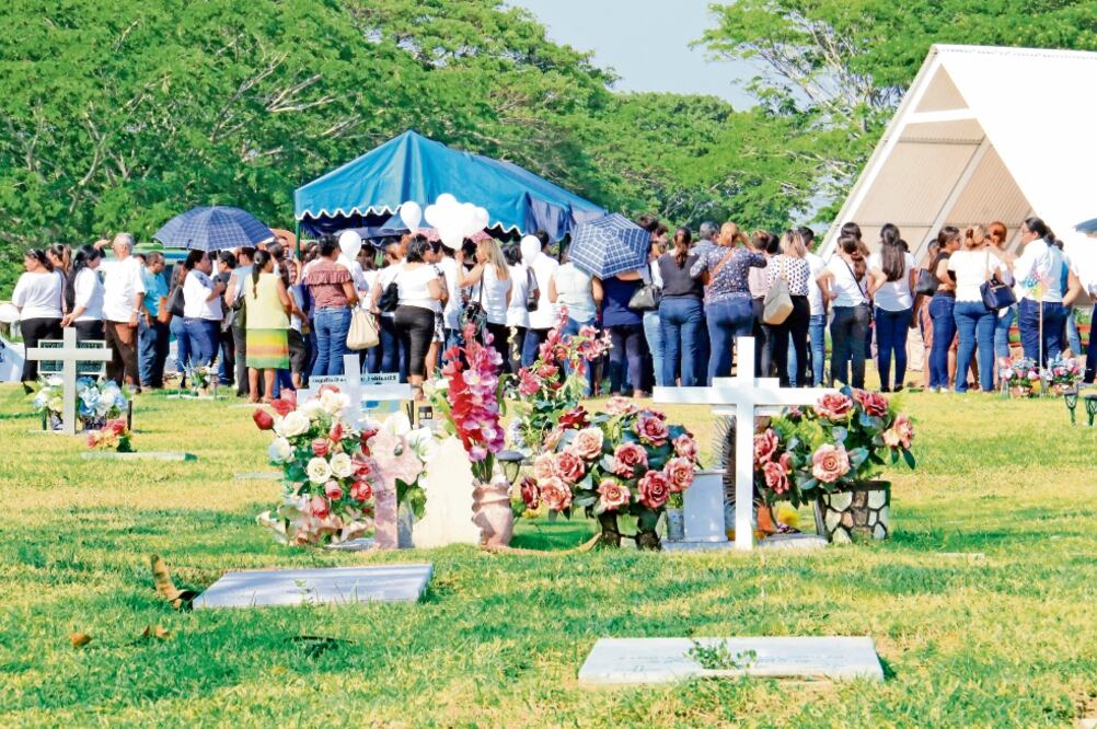 Los cuerpos de Moraima e Isabella, madre e hija, fueron sepultados en un panteón privado en medio de un dispositivo de seguridad. / LUMA LÓPEZ. EL UNIVERSAL