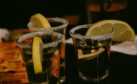 Mueren dos personas por intoxicación con tequila adulterado en fiesta de XV años en Guanajuato; 11 reciben atención médica