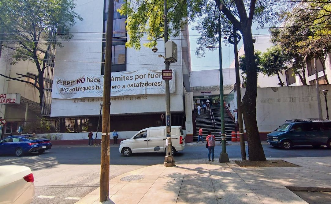 Capitalinos se han acercado al Registro Público de la Propiedad para realizar sus trámites. Foto: Arantxa Meave / EL UNIVERSAL