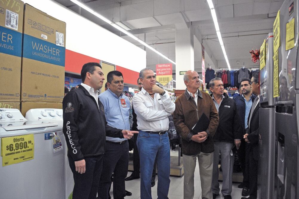 Rogelio Cerda, titular de la Procuraduría Federal del Consumidor, detalló que se presentaron algunos errores humanos en la colocación de precios, que fueron corregidos. En Chihuahua se ofertaron televisiones en 11 pesos. (ALONSO ROMERO. EL UNIVERSAL)