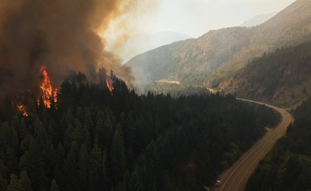 El gobernador de Chubut alertó sobre la peor sequía en décadas mientras continúan los incendios en Epuyén y Los Alerces. (11/01/26) Foto: AP