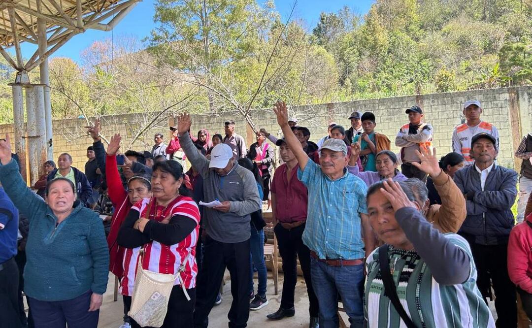 A través de mano alzada, fueron electos regidores y síndicas en Oxchuc, Chiapas (26/02/2025). Foto: Especial