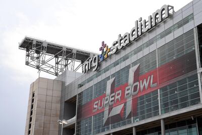Protestan en contra de Trump cerca del NRG Stadium