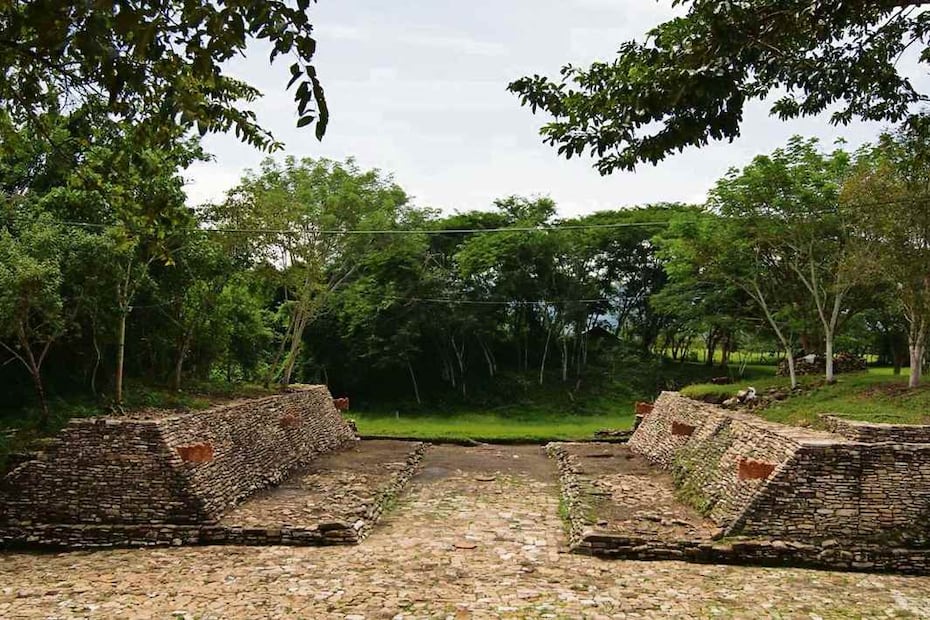 Esculturas con forma de cabeza de serpiente en el Juego de Pelota de la Zona Arqueológica de Toniná, Chiapas. Crédito: ARCHIVO EL UNIVERSAL