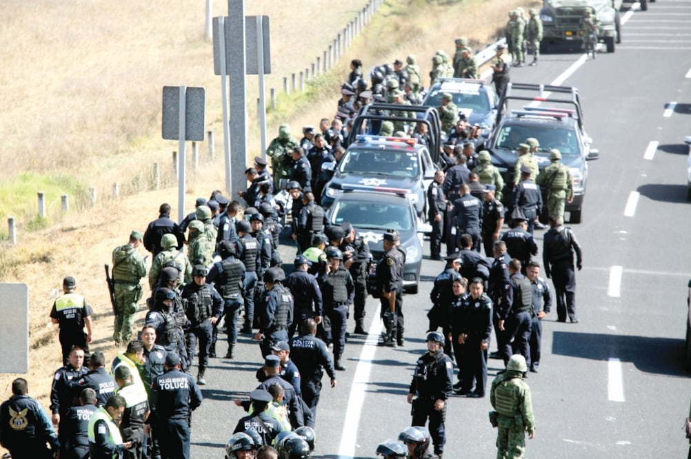 Al sitio llegaron policías municipales, elementos del Ejército, de la PGR, y trabajadores de Pemex, quienes aseguraron el área para sellar el derrame. (JORGE ALVARADO. EL UNIVERSAL)