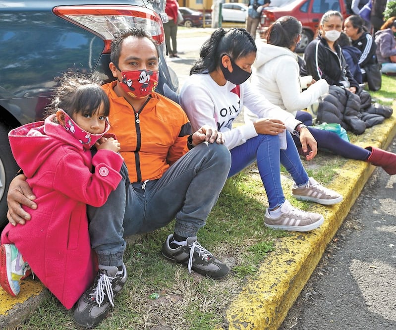 Mauricio Ledesma, carpintero de 40 años, tiene cuatro hijos en edad escolar y para que pudieran seguir con sus estudios contrató internet por 600 pesos mensuales y adquirió un teléfono inteligente. FOTOS: DIEGO SIMÓN. EL UNIVERSAL