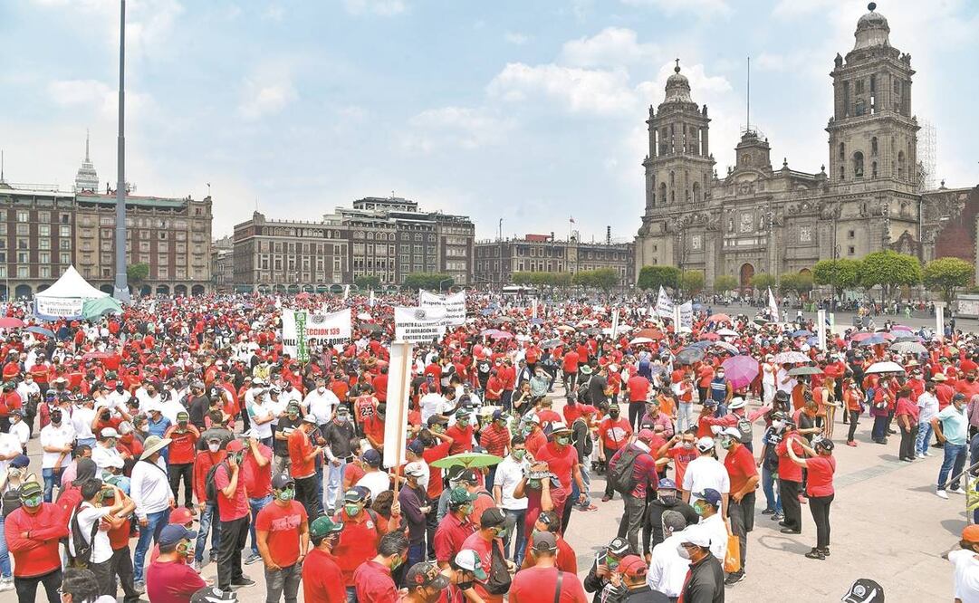 Los sindicatos de trabajadores llegaron hasta el Zócalo, frente a Palacio Nacional, para exigir que sus derechos sean considerados y defendidos por el gobierno de la 4T. Fotos: Hugo García/ El Universal.
