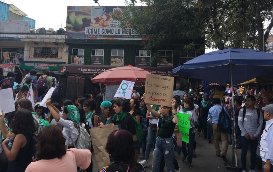 Desde las 12 horas, diversos contingentes de estudiantes se reunieron en la Facultad de Filosofía y Letras, de donde partieron para en conjunto llegar a la estación del metro Copilco, y dirigirse a la estación Hidalgo. Foto: Pedro Villa y Caña