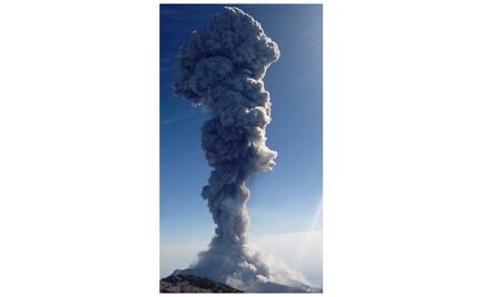 Volcán de Colima emite fumarola de más de 3.5 km