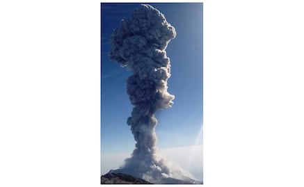 Volcán de Colima emite fumarola de más de 3.5 km