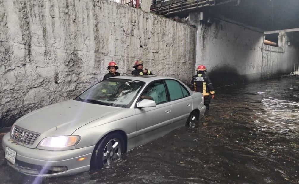 Entre el agua encharcada que subió más de medio metro quedaron los tripulantes de tres autos, que ya no pudieron avanzar para salir del túnel de Mario Colín. Foto: Especial