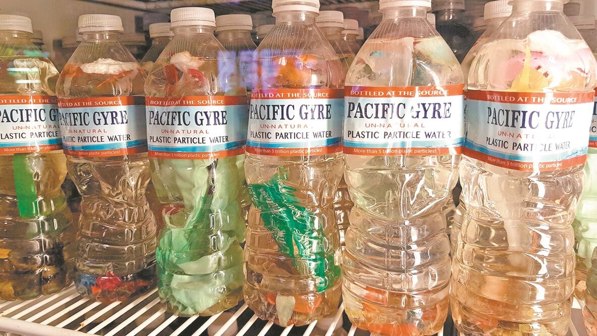 Las botellas contienen plástico en su interior. Foto: EFE