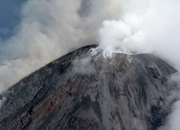 Esperan más derrumbes y flujos de lava en volcán de Colima