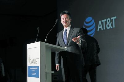 AT&T acepta condiciones de fusión con Time Warner
