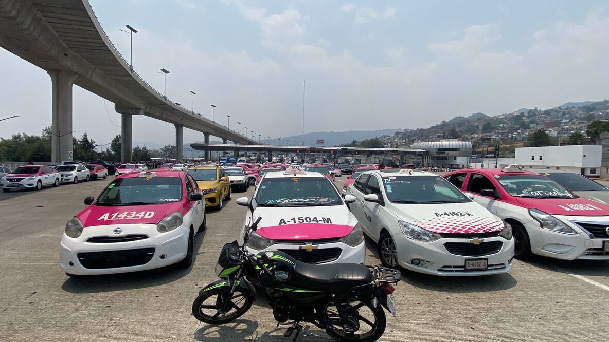 Taxistas toman caseta de Tlalpan. (Foto: especial)
