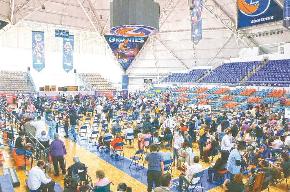 Ante los mensajes contradictorios y la falta de organización en la jornada, algunos pasaron más de un día esperando en la fila. Foto: Carlos Zepeda/ El Universal.