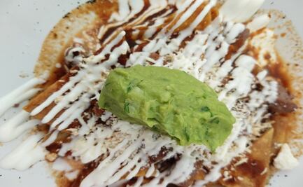 Prepara estos chilaquiles con cerveza para el domingo con bajón