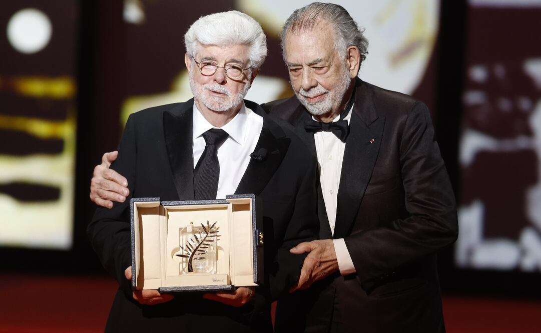 George Lucas acepta el Premio Honorífico Palme D'Or de Francis Ford Coppola durante la ceremonia de clausura y entrega de premios del 77º Festival de Cine de Cannes, en Cannes, Francia. Foto: EFE