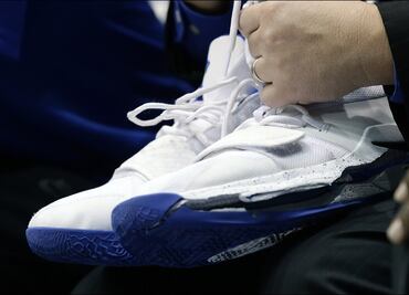 Acciones de Nike cayeron por el tenis roto