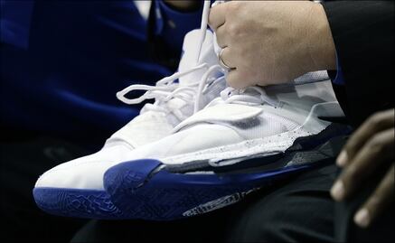 Acciones de Nike cayeron por el tenis roto