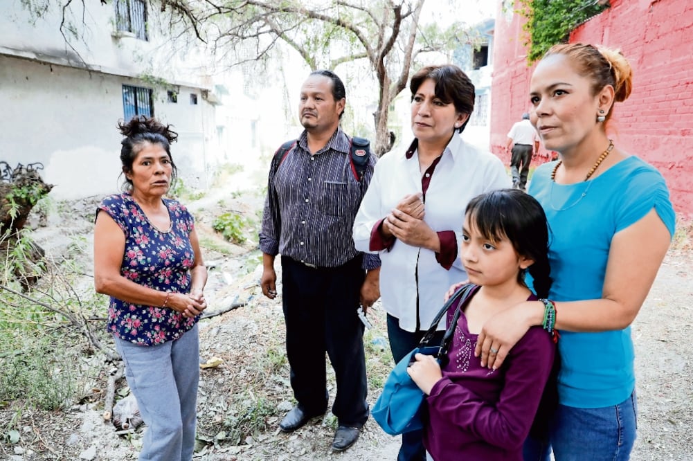 Verónica (de blusa azul) muestra a Delfina Gómez los puntos donde se han localizado, de forma recurrente, cuerpos con signos de violencia. (IRVIN OLIVARES. EL UNIVERSAL)