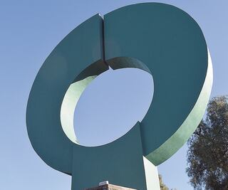 Limpian la escultura Disco Solar