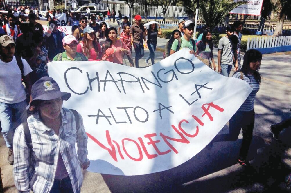 Un grupo de más de 200 alumnos marcharon ayer por la tarde de la universidad al palacio municipal de Texcoco, para plantearle la situación de inseguridad al alcalde Higinio Martínez Miranda (EMILIO FERNÁNDEZ. EL UNIVERSAL)