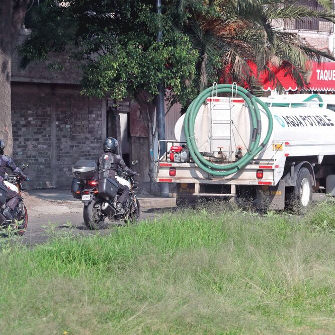 Motopatrulleros de la SSP vigilaron una pipa por calles de la alcaldía Iztapalapa, para evitar que fuera robada. La dependencia capitalina reportó saldo blanco durante el primer día de estiaje. Foto: ARIEL OJEDA. EL UNIVERSAL