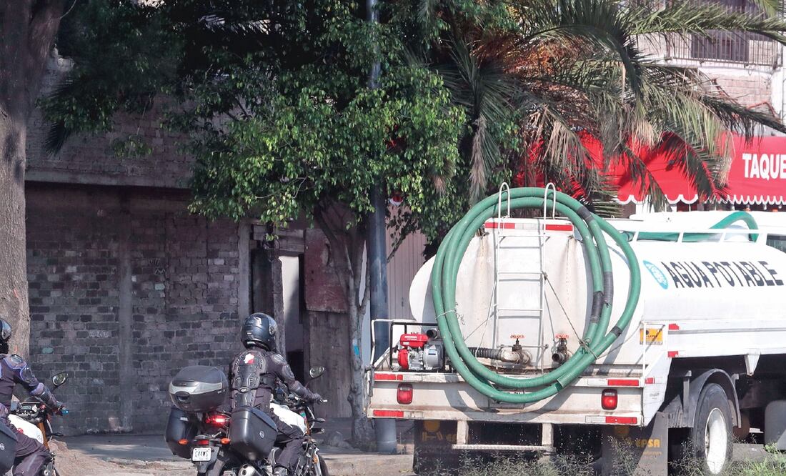Motopatrulleros de la SSP vigilaron una pipa por calles de la alcaldía Iztapalapa, para evitar que fuera robada. La dependencia capitalina reportó saldo blanco durante el primer día de estiaje. Foto: ARIEL OJEDA. EL UNIVERSAL