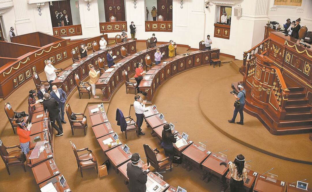 Los lugares que ocuparon los legisladores capitalinos se colocaron a dos metros de distancia al interior del recinto de Donceles para evitar posibles contagios de coronavirus. Foto: Especial