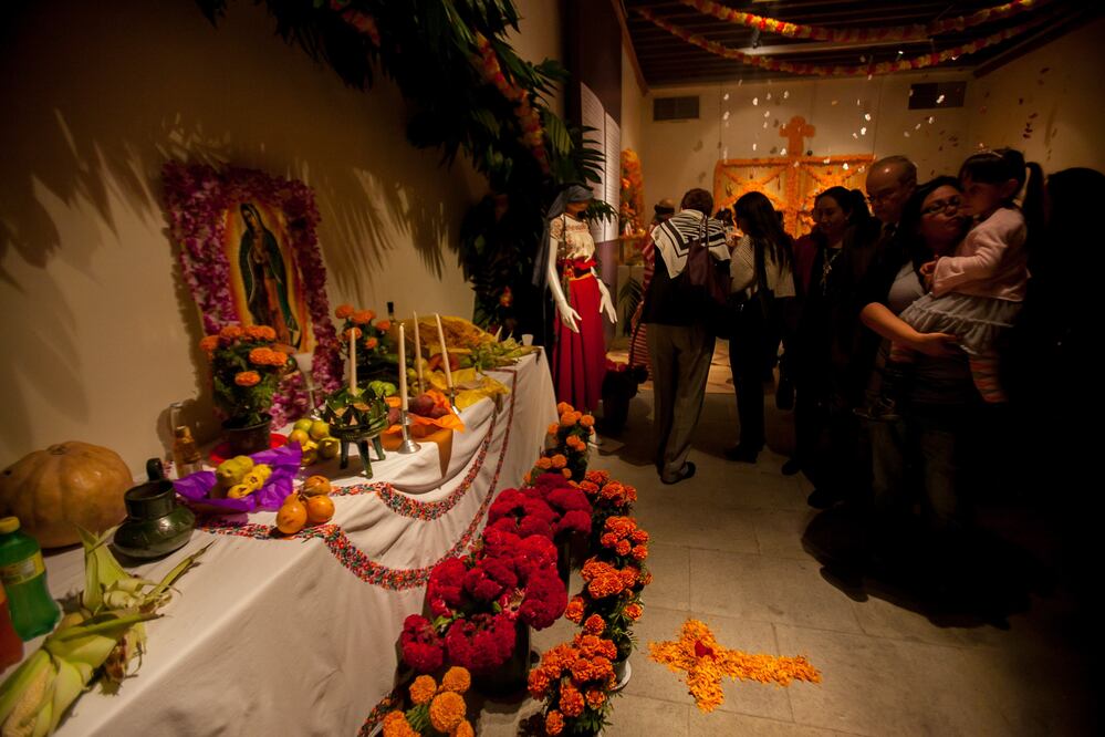 Inauguración de la exposición de ofrendas que se presenta en la Universidad del Claustro de Sor Juana (YADÍN XOLALPA. EL UNIVERSAL)