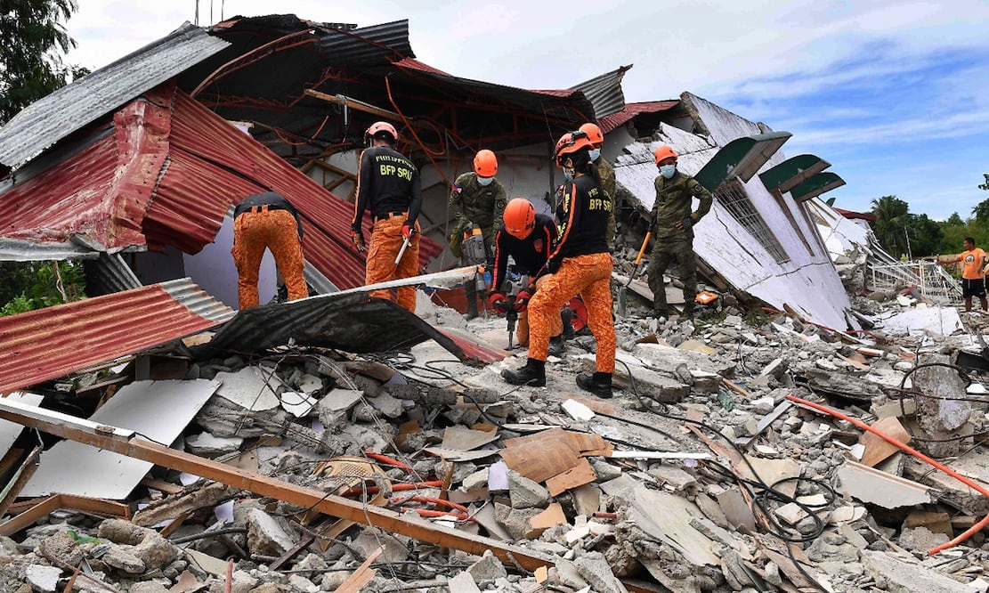Rescatistas buscan víctimas entre los escombros de un edificio derrumbado en la ciudad de Bogo, el 1 de octubre de 2025, después de que un potente terremoto de magnitud 6,9 sacudiera el centro de Filipinas, matando a decenas de personas en la isla de Cebú. Foto: AFP