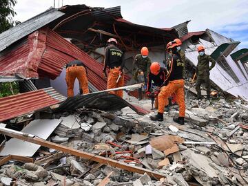 FOTOS: Decenas de muertos y cientos de familias afectadas por el terremoto de 6.9 que azotó Filipinas