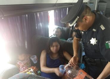 Rescatan a 24 migrantes de Guatemala a bordo de autobús en Puebla