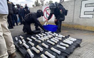 Hallan 59 artefactos explosivos caseros en autobús de Ayotzinapa; SSC mantiene operativo en caseta de Tlalpan