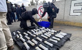 Hallan 59 artefactos explosivos caseros en autobús de Ayotzinapa; SSC mantiene operativo en caseta de Tlalpan