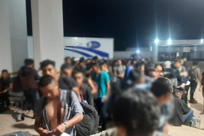 Rescatan a 343 migrantes abandonados dentro de caja de tráiler en Veracruz 