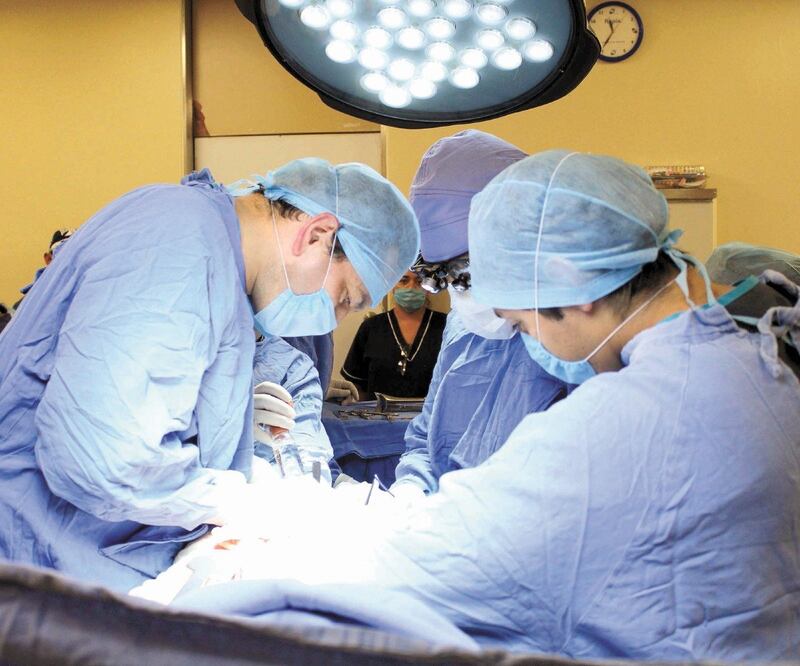 Un juez dijo que la falta de instalaciones, personal médico o instrumental, no debe ser obstáculo para negarle la cirugía que requiera el quejoso. Archivo EL UNIVERSAL