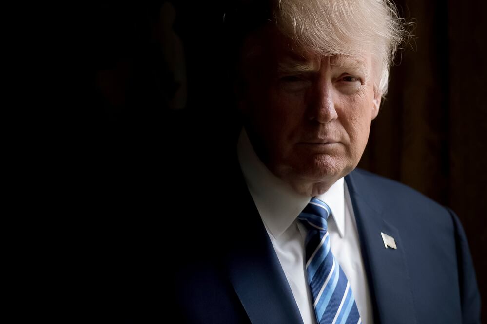 El presidente Donald Trump posa para una foto en la Oficina Oval de la Casa Blanca, en Washington. (Foto: AP)